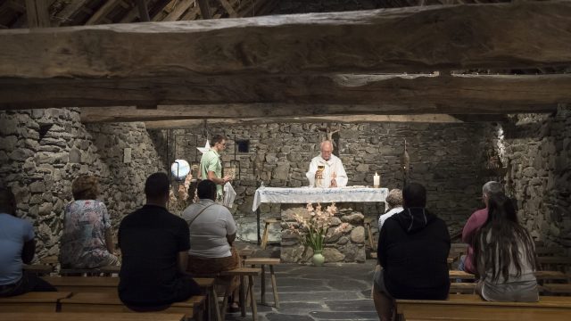 Eine eucharistische Messe in der Kapelle Sainte-Bernadette