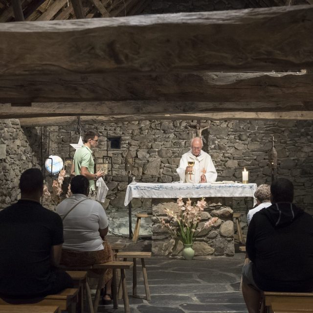 Eine eucharistische Messe in der Kapelle Sainte-Bernadette