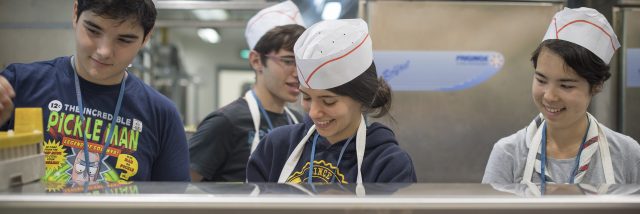 Freiwillige servieren das Essen im großen Restaurant