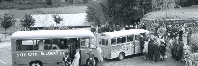 Les navettes de la Cité-Secours déposent des pèlerins sur le parking de la Cité Saint-Pierre