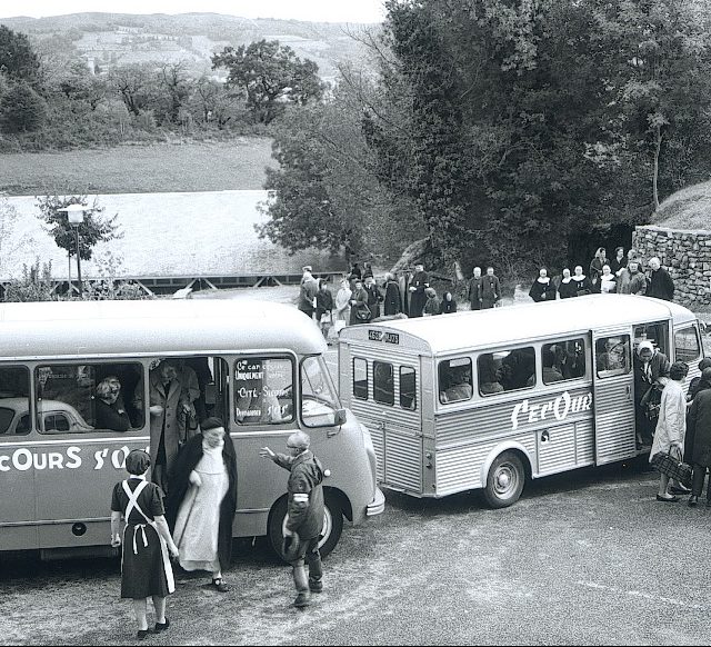 Die Shuttlebusse der Cité-Secours setzen Pilger auf dem Parkplatz der Cité Saint-Pierre ab.