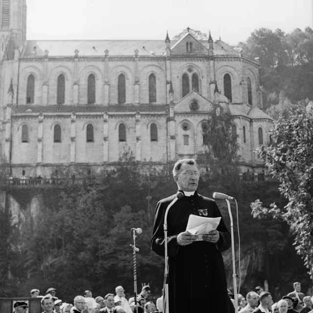 Eine Rede von Jean Rodhain am Schrein