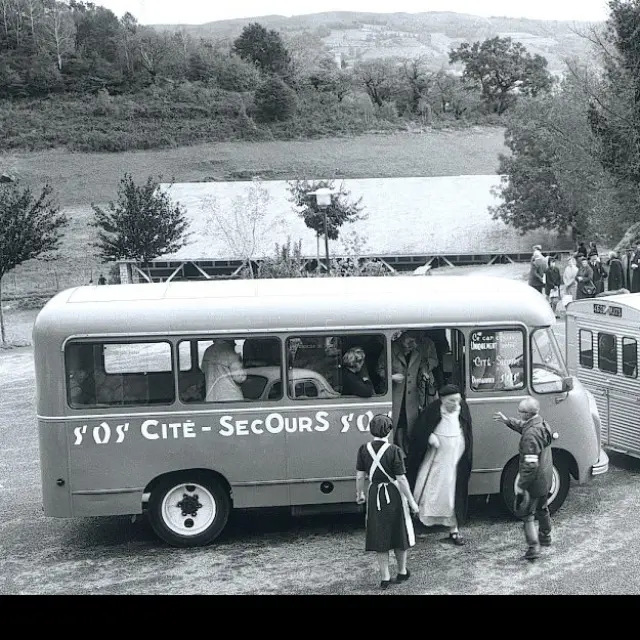Die Shuttlebusse der Cité-Secours setzen Pilger auf dem Parkplatz der Cité Saint-Pierre ab.