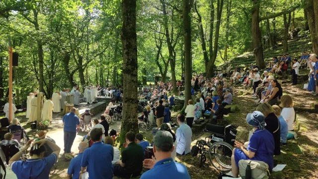 Eine Feier in der Kathedrale von Verdure an einem sonnigen Tag