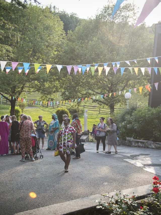 Moment des Lebens auf dem Vorplatz der Cité Saint-Pierre