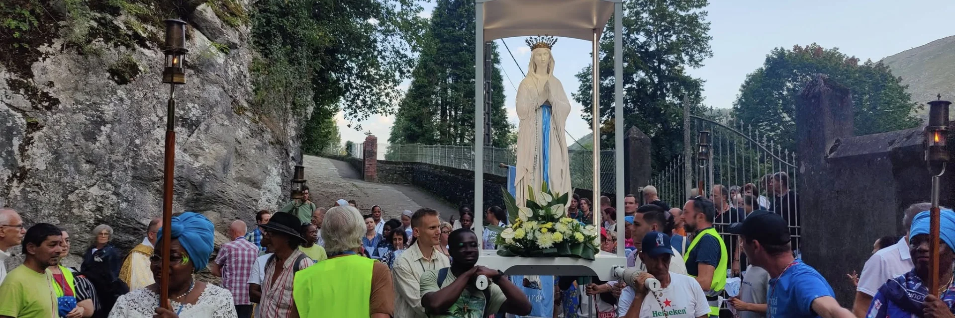 Procession mariale depuis la Cité Saint-Pierre, pour la Saint-Laurent