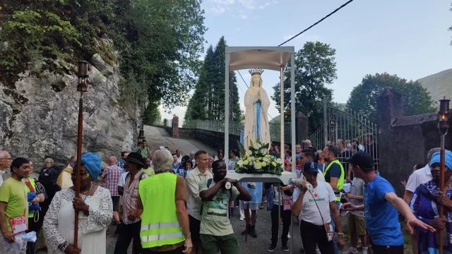 Procession mariale depuis la Cité Saint-Pierre, pour la Saint-Laurent