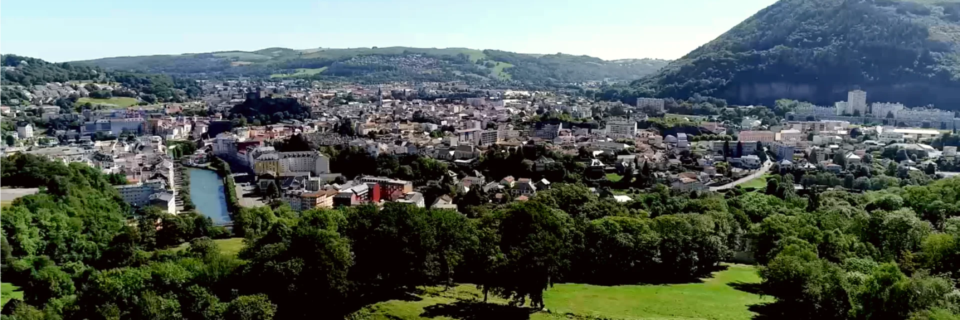 Luftaufnahme der Stadt Lourdes